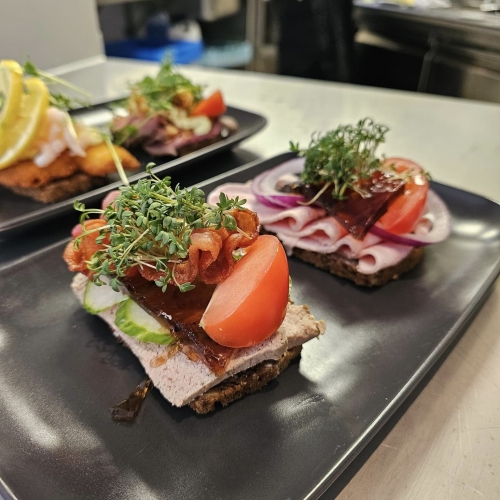 Frisk smørrebrød serveret til frokost i Nyborg