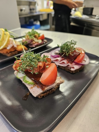 Frisk smørrebrød serveret til frokost i Nyborg