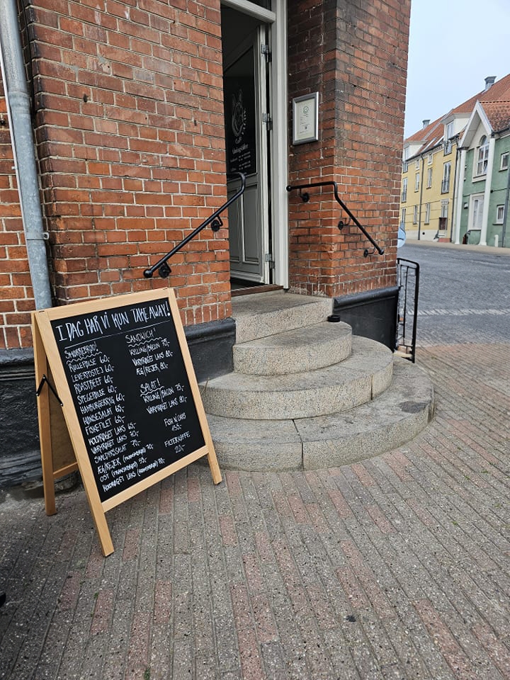 Lækre retter serveret på en café i hjertet af Nyborg