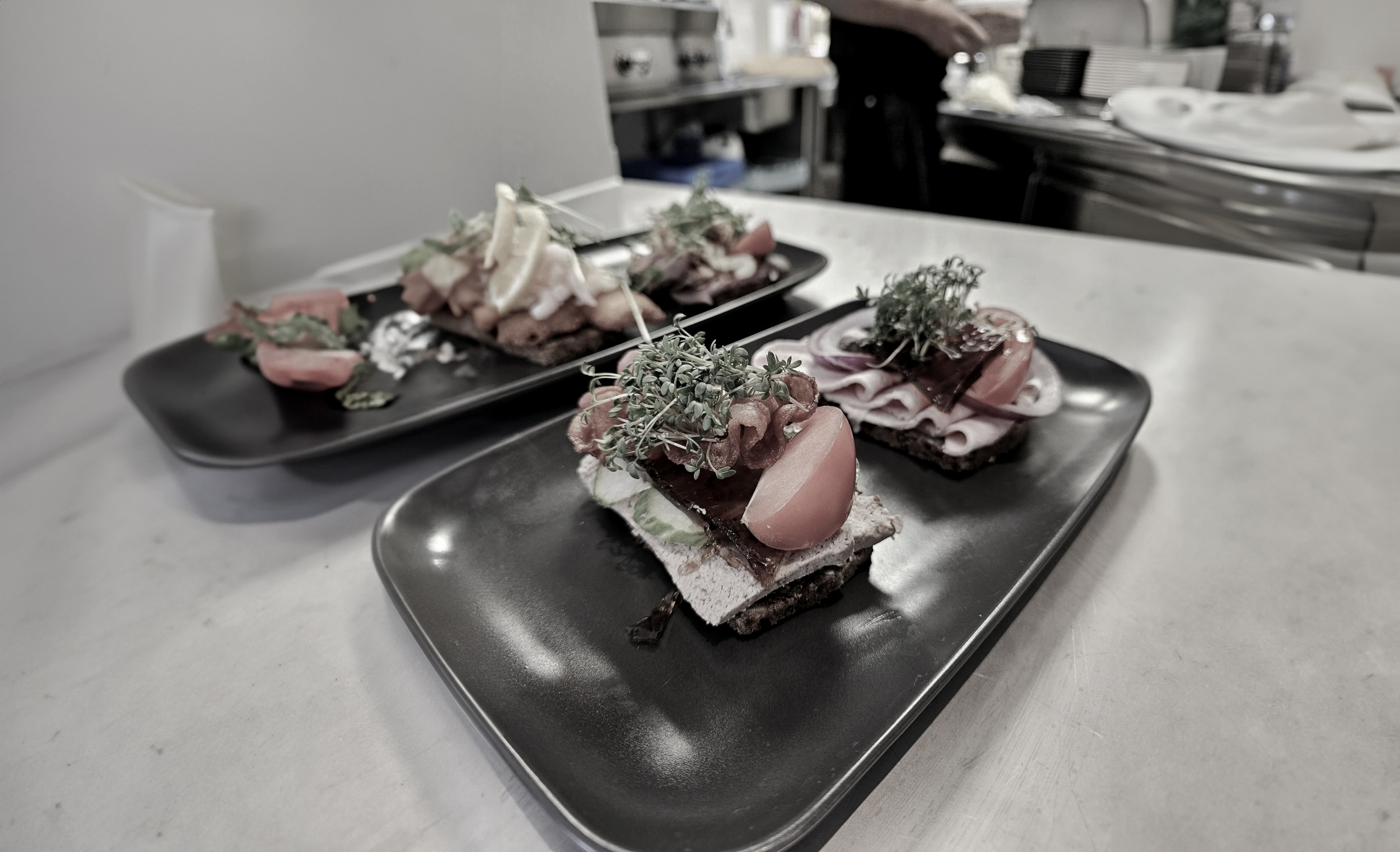 Nyd en varm kop kaffe på en hyggelig café i Nyborg